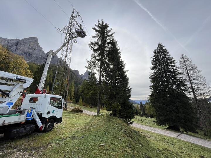 Al via la rimozione di 11 tralicci a San Martino di Castrozza